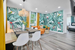 Vacay Spot Wynwood Jungle Getaway, Shower Massage jets, BBQ, Patio LED vibes, Prime LOC! 6 blocks away from Bars, Nite Clubs, Res, Shops